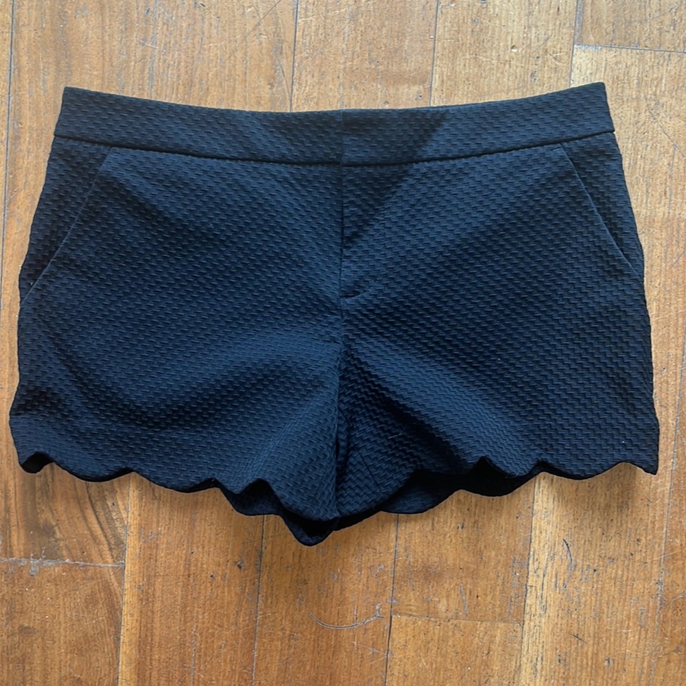 Club Monaco black pique scalloped hem shorts - size 4